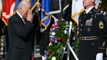 Biden depositó una ofrenda floral en la Tumba del Soldado Desconocido en el Cementerio Nacional de Arlington en el Día de los Veteranos.