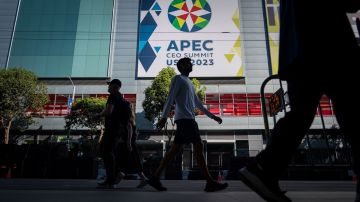 Roban equipos de producción a periodistas checos que cubrían APEC en San Francisco