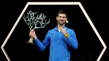 Novak Djokovic posa con su trofeo.