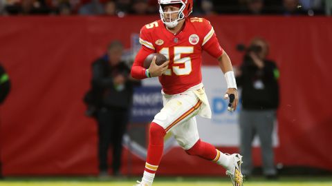 Patrick Mahomes terminó el compromiso con 20 pases de 30 intentados.