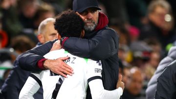 El director técnico alemán del Liverpool, Jürgen Klopp abrazando a Luis Díaz tras el final del partido.