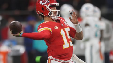 Patrick Mahomes guio a Kansas City Chiefs para imponerse a los Miami Dolphins en Alemania.