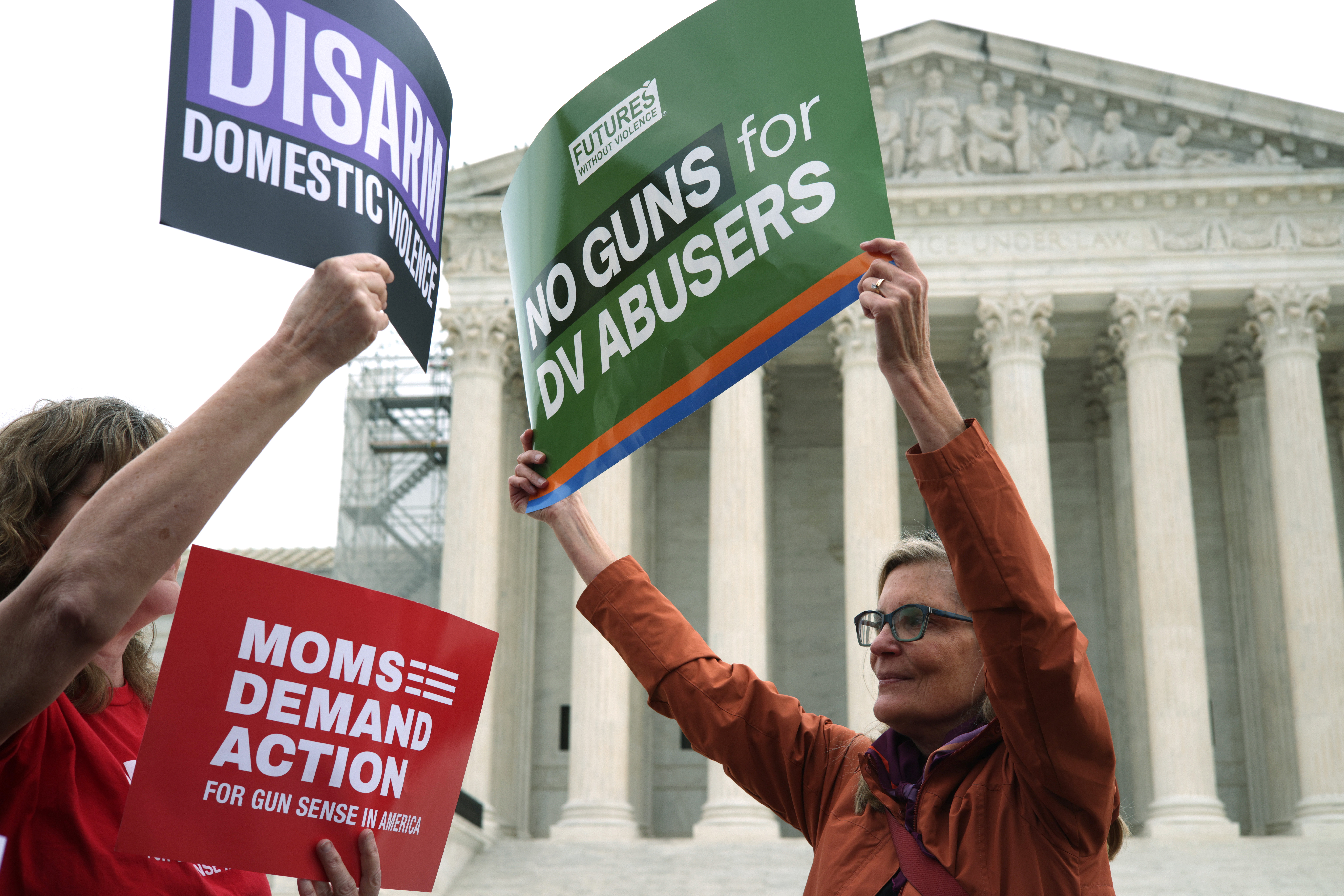 Activistas piden a la Corte Suprema que se evite que sujetos que cometen violencia doméstica tengan armas.