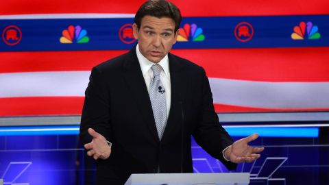 El gobernador de Florida, Ron DeSantis, propone endurecer la política migratoria.