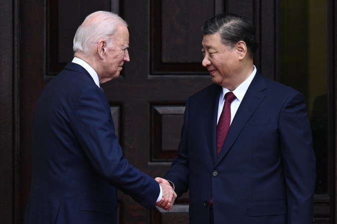 El presidente Joe Biden saluda al presidente chino Xi Jinping antes de una reunión en Woodside, California, el 15 de noviembre de 2023.