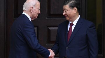 El presidente Joe Biden saluda al presidente chino Xi Jinping antes de una reunión en Woodside, California, el 15 de noviembre de 2023.