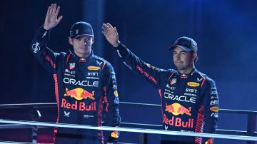 Sergio 'Checo' Pérez (d) y Max Verstappen (i), pilotos de Red Bull Racing.