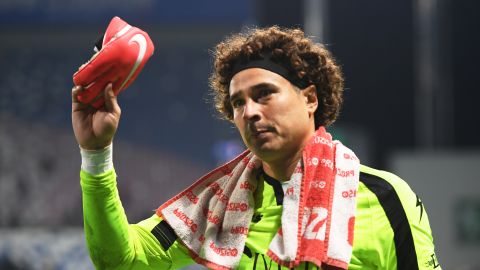 Guillermo Ochoa es uno de los arqueros más goleados del fútbol italiano.