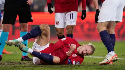 Erling Haaland se lastimó durante el encuentro amistoso de Noruega ante Islas Faroe el jueves en Oslo.