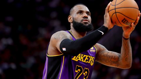 LeBron James se lastimó el viernes durante la victoria de Los Ángeles Lakers sobre los Phoenix Suns.