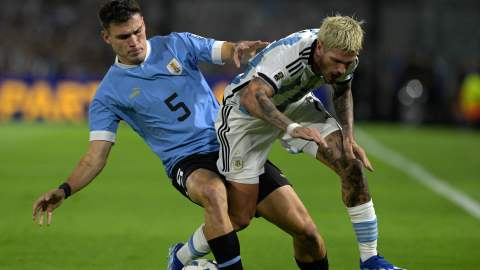 Manuel Ugarte y Rodrigo de Paul tuvieron un duelo intenso en la mitad del campo.