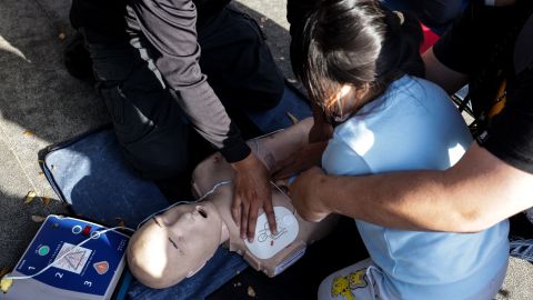 Adolescente en California se convierte en heroína al salvar a niña que cayó a piscina el Día de Acción de Gracias