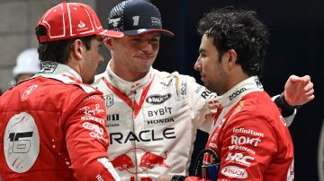 Max Verstappen conversando con Charles Leclerc y Sergio "Checo" Pérez quienes completaron el podio del Gran Premio de Las Vegas.