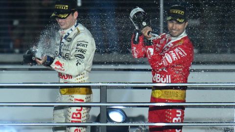 Max Verstappen (izquierda) celebró con Checo Pérez  (derecha) tras Las Vegas.