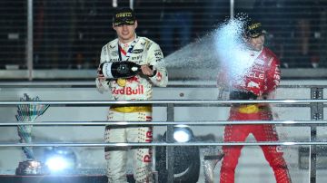 Max Verstappen (izq.) celebra con Checo Pérez en la ceremonia de premiación en Las Vegas.