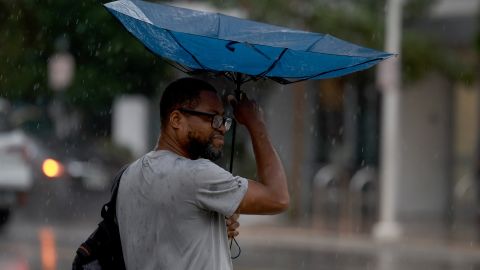 Intensas lluvias provocan cortes de electricidad y cierre de escuelas en partes de Florida