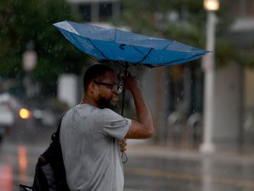 Intensas lluvias provocan cortes de electricidad y cierre de escuelas en partes de Florida