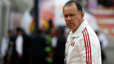 Juan Reynoso dirigiendo a la Selección de Perú.