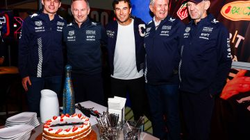 Christian Horner celebrando tras la carrera del Gran Premio de Las Vegas junto a Max Verstappen y Sergio "Checo" Pérez.