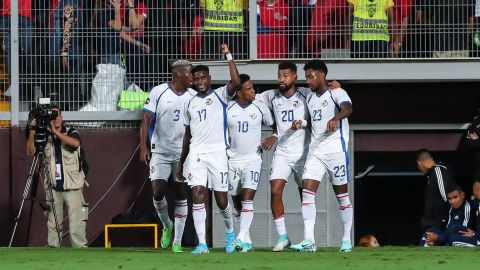 Jugadores de Panamá celebran un gol en el partido contra Costa Rica.