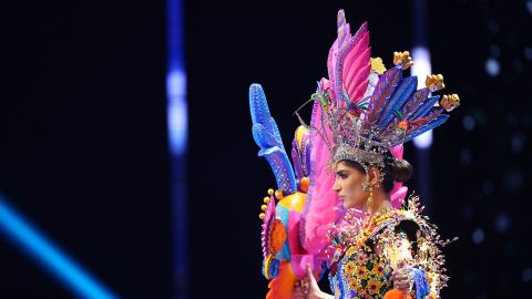 Melissa Flores, fue víctima de un robo que tuvo como objeto central su valioso traje típico denominado ‘Colores de México, Alebrije Guardiana’.