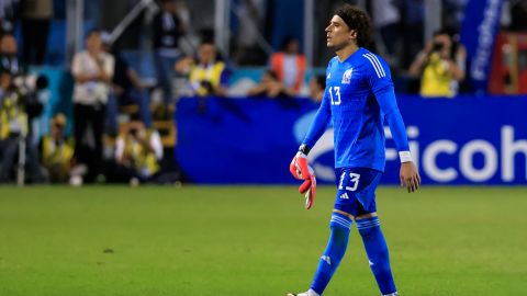 Guillermo Ochoa sale lesionado del juego contra Honduras.