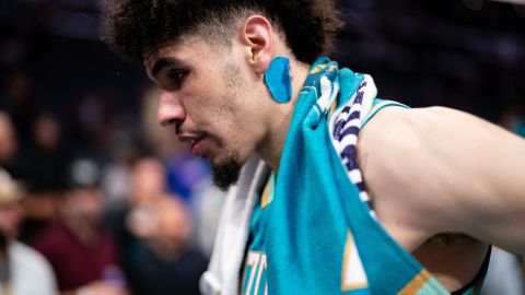 LaMelo Ball tiene un tatuaje de una marca en su cuello.