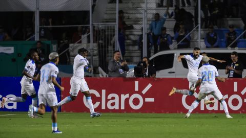 Jugadores de la selección e Honduras celebran un gol contra México.