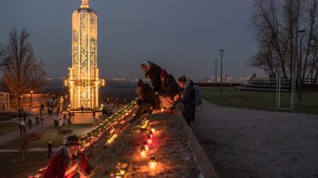 La gente enciende velas para rendir homenaje a las víctimas de la hambruna de 1932-1933 en el Museo Nacional del Holodomor-Genocidio en Kiev.