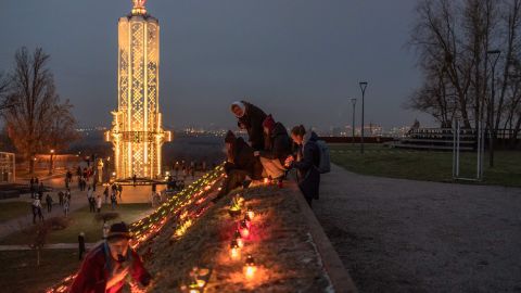 La gente enciende velas para rendir homenaje a las víctimas de la hambruna de 1932-1933 en el Museo Nacional del Holodomor-Genocidio en Kiev.