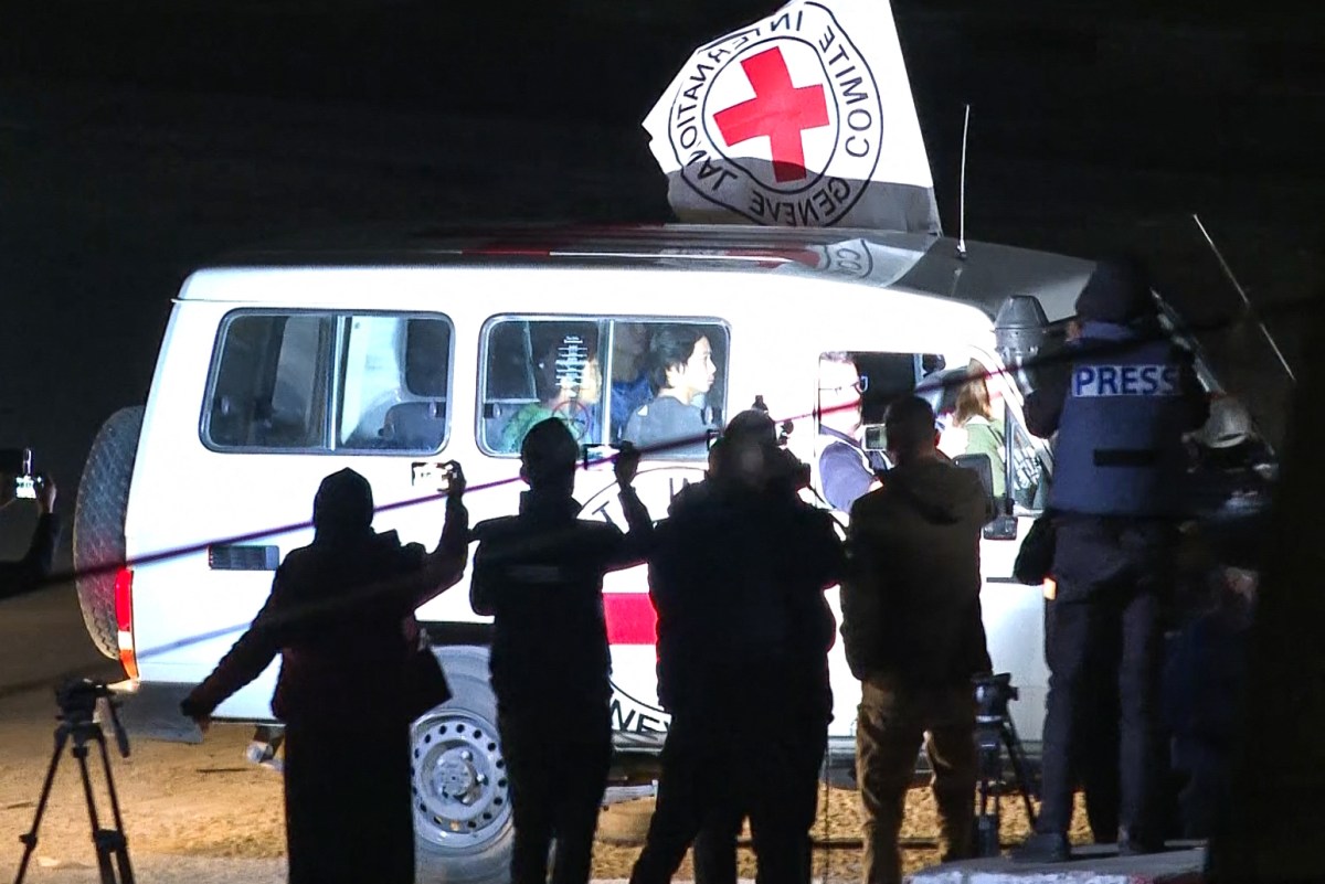Un vehículo de la Cruz Roja Internacional que transportaba rehenes liberados por Hamás cuando iba hacia el punto fronterizo de Rafah con Egipto.