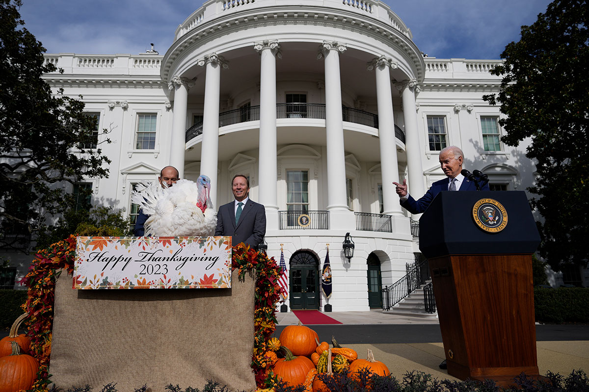 Joe Biden celebra su cumpleaños 81 indultando a dos pavos de Acción de Gracias