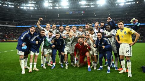 Los jugadores de la Selección de Italia celebrando en el campo del estadio BayArena de Leverkusen.