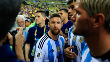 RIO DE JANEIRO, BRAZIL - NOVEMBER 21: Lionel Messi of Argentina talks to teammates as as the match was delayed due to incidents in the stands during a FIFA World Cup 2026 Qualifier match between Brazil and Argentina at Maracana Stadium on November 21, 2023 in Rio de Janeiro, Brazil. (Photo by Buda Mendes/Getty Images)