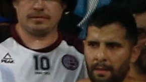 imagen del enfrentamiento de la policía brasileña con hinchas argentinos en las gradas del Maracaná.