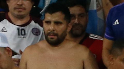 imagen del enfrentamiento de la policía brasileña con hinchas argentinos en las gradas del Maracaná.