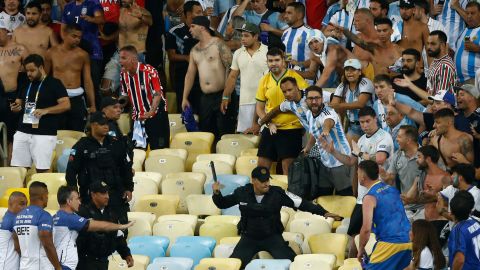 imagen del enfrentamiento de la policía brasileña con hinchas argentinos en las gradas del Maracaná.