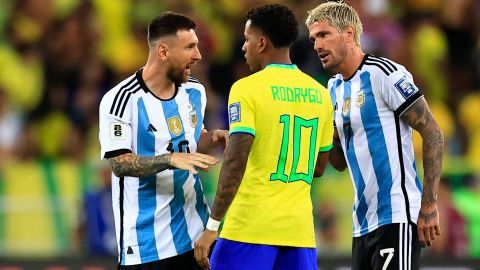 Rodrygo durante uno de los cruces que tuvo con Messi en el partido.