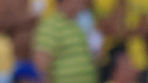 Selección de Brasil discute con los árbitros en el partido contra Argentina.