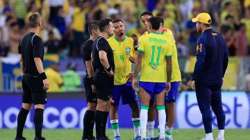 Selección de Brasil discute con los árbitros en el partido contra Argentina.