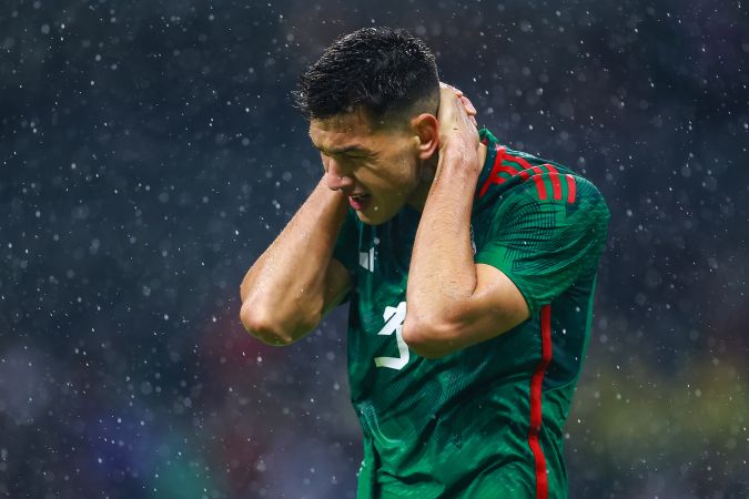 A pesar de su rendimiento, César Montes sigue contando para la selección de México. Hector Vivas- Getty Images.