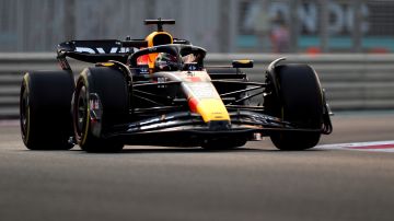 Max Verstappen durante su recorrido en la segunda sesión de entrenamientos libres del Gran Premio de Abu Dhabi.
