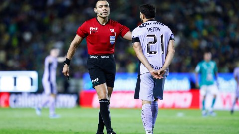 Henry Martín del América en reclamo al árbitro Marco Antonio Ortiz.