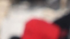 Mujeres palestinas transportan alimentos donados por un grupo benéfico en Rafah, en el sur de la Franja de Gaza.