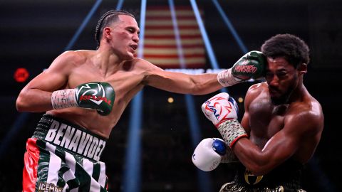 David Benavídez conecta a Demetrius Andrade durante su triunfo en Las Vegas.