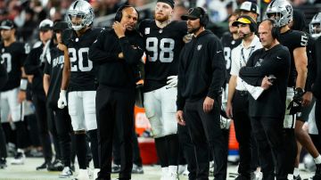 Los Raiders despidieron a dis de sus jugadores antes comenzar la parte final de la temporada