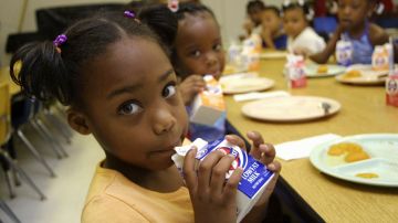 USDA advierte que escasez de cartones de leche afecta a comedores escolares en California, NY y otros estados