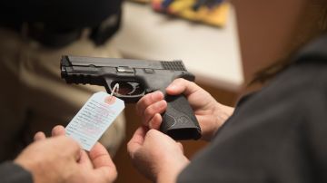 Roban más de 100 armas de fuego de una tienda en Michigan