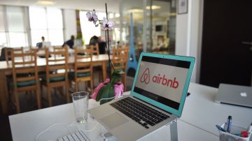 A picture shows the logo of online lodging service Airbnb displayed on a computer screen in the Airbnb offices in Paris on April 21, 2015. AFP PHOTO / MARTIN BUREAU (Photo by MARTIN BUREAU / AFP) (Photo by MARTIN BUREAU/AFP via Getty Images)