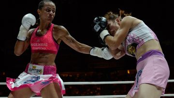 Mayerlin Rivas golpeando a la búlgara Galina Ivanova en combate de 2015.